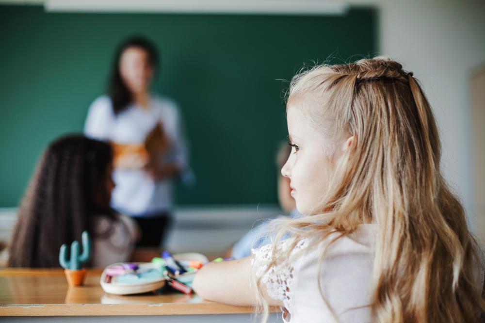 Pourquoi la Suède remplace les tablettes par des manuels scolaires : un retour aux sources de l’éducation